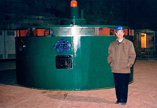 2000年李家峡水电站400兆瓦蒸发冷却水轮发电机启动试验.jpg
