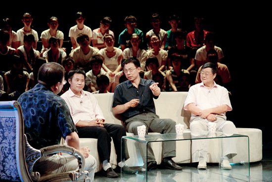2009年7月22日，尹传红（右2）应邀参加北京电视台科普专题节目，畅谈智能机器人（照片左1为主持人英达）。.JPG