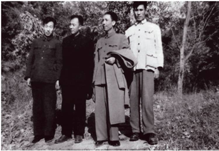 1956年6月，李廷栋(右1)在青海锡铁山矿区与原地质部副部长刘景范(右2)合影.jpg