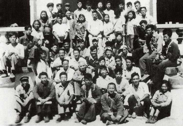 1951年10月，李四光(第二排左二)与北大地质系二年级全体学生合影.jpg