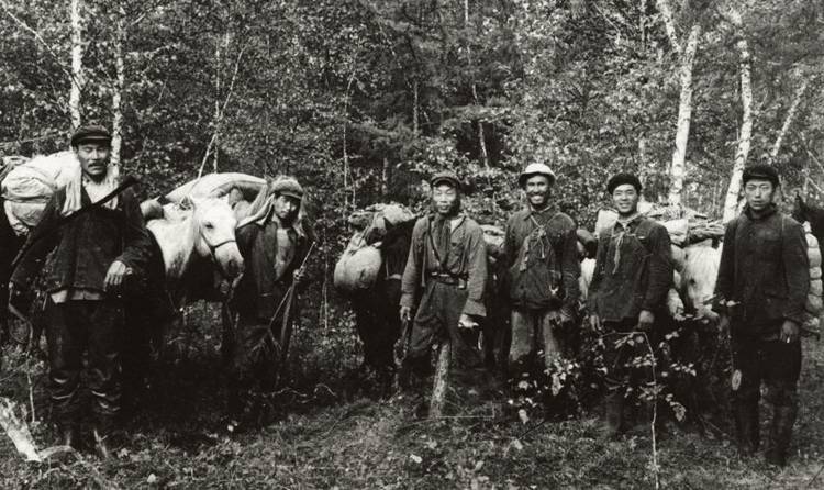 1958年9月，李廷栋(右三)和队员们在大兴安岭北部北二次河畔找到储粮点，驮回粮油的喜悦.jpg