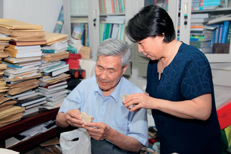李廷栋院士在办公室向本刊社长宋文芳展示岩石标本.JPG