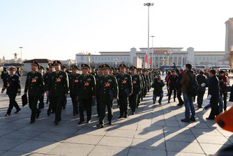 解放军代表步入会场