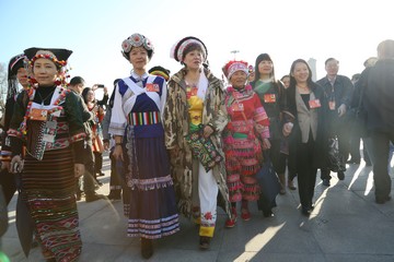 参加会议的少数民族代表步入会场