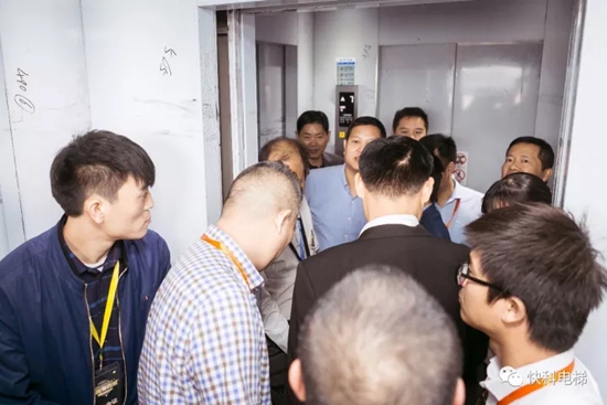 参观者试乘体验超级魔方电梯.jpg