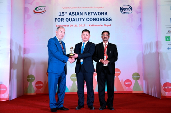 6 山东临工副总经理马兴庆接受颁奖.jpg