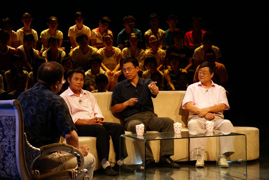 2009年7月22日，尹传红（右2）应邀参加北京电视台科普专题节目，畅谈智能机器人（照片左1为主持人英达）。.JPG
