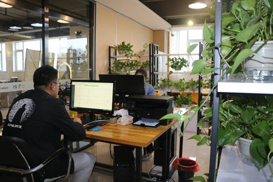入驻企业办公环境_副本.jpg