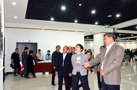 领导参观科普书画摄影展.jpg