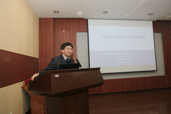 协会发展战略课题组副组长、北京科技大学教授杨武在会议中汇报.jpg